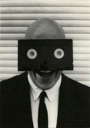 Lachender Mann mit Videokassette