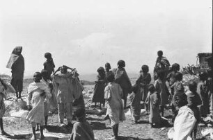 Bewohner von Afaba : Eine Gruppe von Jungen in einer felsigen Landschaft
