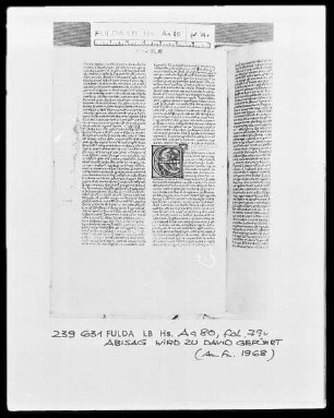 Biblia Latina — Initiale E (t rex), darin wird Abishag zu David geführt, Folio 79verso