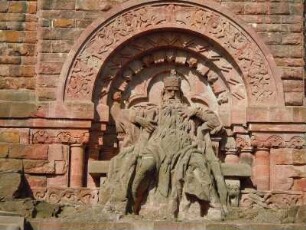 Kaiser Barbarossa im Kyffhäusergebirge : Unterhalb des Kyffhäuser-Monumentaldenkmals sitzt der in Stein gehauene Kaiser Barbarossa, aufgenommen am 28. April 2012