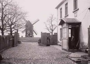 Taucha, Blick durch ein Hoftor auf eine Bockwindmühle