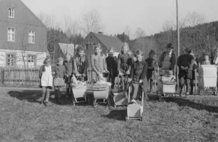 Kinder beim Spielen : Mädchen mit Puppenwagen und Spielzeugpuppen