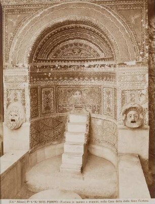Brunnen aus Marmor und Mosaik, Casa della Fontana Grande, Pompeji