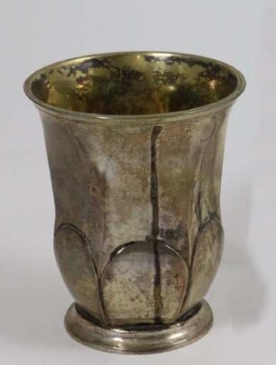 Feuervergoldeter Silberbecher mit Buckelflächen