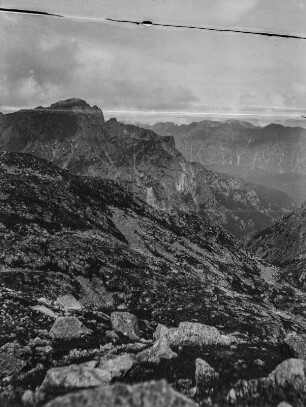 Berggipfel : Blick auf die Gipfelkette eines Gebirgszuges von einer felsigen Anhöhe aus