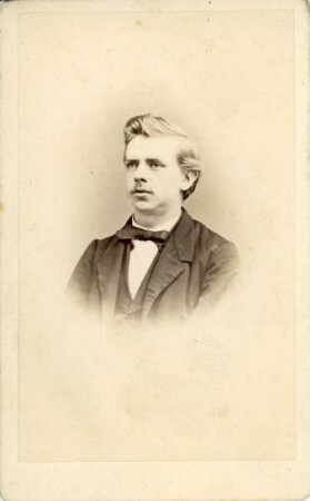 Fotografie eines bartlosen Herren