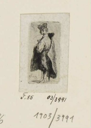 Stehender Mann mit Mantel und Hut