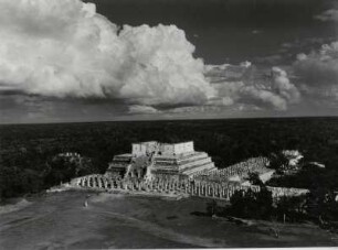 Chichen Itza, Kriegertempel mit Halle der tausend Säulen, mitten im Dschungel