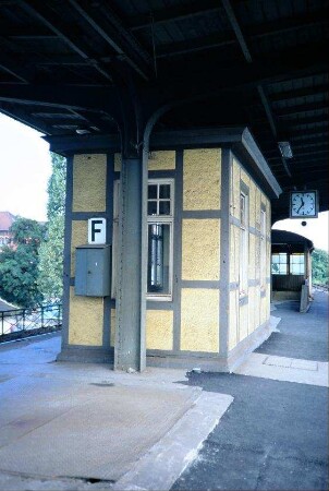 überdachter Bahnsteig mit Uhr; Fachwerkgebäude mit Lastenaufzug