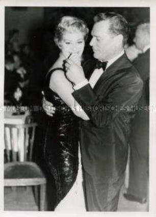 Hildegard Knef und Eddie Constantine beim Tanz