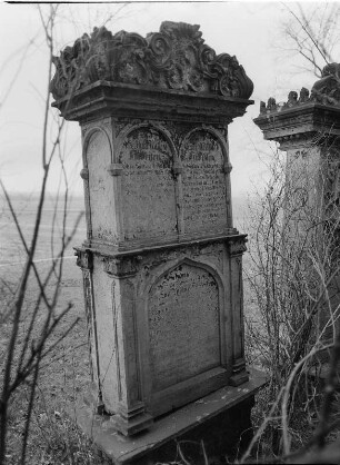 Grabmal für Carl Gottlob und Anna Rosina Findeisen : Grabmal für Carl Gottlob und Anna Rosina Findeisen. Sandstein (1834/1866). Dresden-Kaditz, Altkaditzer Kirchhof