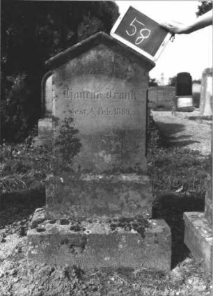 Grabstein 58 (Index: 100114030) Material: Sandstein Zustand: verwittert Maße HxBxT: 116x50x20 cm Beschreibung: Stele, getreppter Sockel, giebelartiger Abschluß mit Verdachung: Grabstein 58