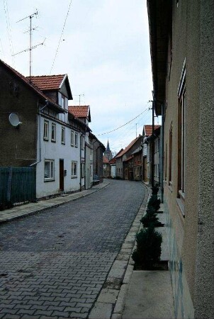 Dorfstraße mit dichter Bebauung