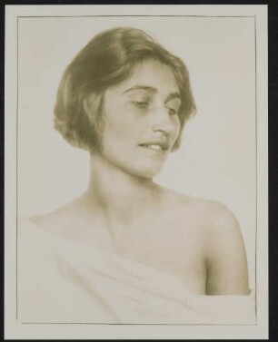 Portrait von Adelgunde (Gundl) Degenhart, geb. Krippel, Bruststück mit entblößter Schulter, Blick nach rechts unten