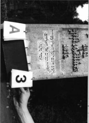 Grabstein 3 (Index: 99792876) Material: Marmor Zustand: sehr gut Maße HxBxT: 136x32x10 cm Beschreibung: Stele, Sockel profiliert, Abschluß giebelartig, Schriftfeld eingetieft, Abschluß Sonderform Symbolik: sechszackiger Stern: Grabstein 3A