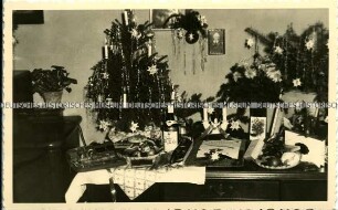 Gabentisch mit kleinem Weihnachtsbaum