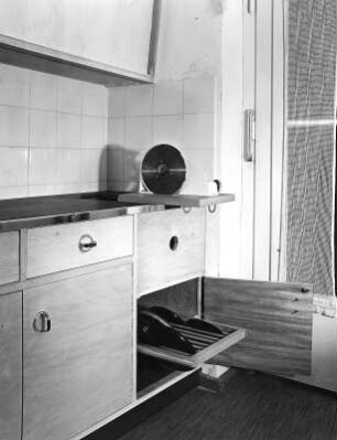 Küche im Hause K., Versenkbare Brotschneidemaschine, Deckelfach, Möbel-Müller Sonthofen