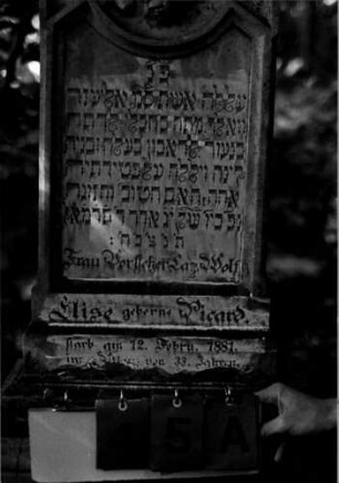 Grabstein 45 (Index: 100109274) Material: Marmor (?), Sockel Kalkstein (?) Zustand: leicht verwittert Maße HxBxT: 126x49x17 cm Beschreibung: Stele, getreppter Sockel, getreppter giebelartiger Abschluß mit schmaler Verdachung Symbolik: Rosen Steinmetz: Lubbart Steckborn: Grabstein 45A