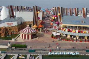 Paris - Disneyland : Überblick aus einem Fesselballon auf das Vergnügungsviertel Disney-Village (vorn) beim Disneyland Park. Paris, 2006