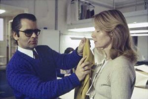 Paris. Karl Lagerfeld mit Mitarbeiterin und einer Stoffprobe