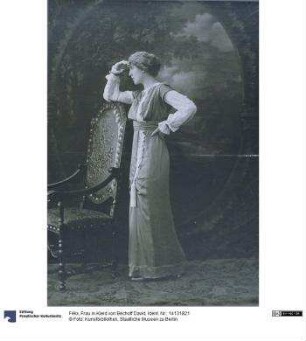 Frau in Kleid von Béchoff David