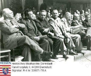 Stock, Christian (1884-1967) / Porträt auf der SPD-Konferenz mit Vertretern Frankreichs / Gruppenaufnahme, sitzend, Ganzfiguren