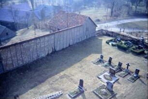Blick vom Kirchturm auf den Friedhof, Grabstätten; anliegende Gebäude