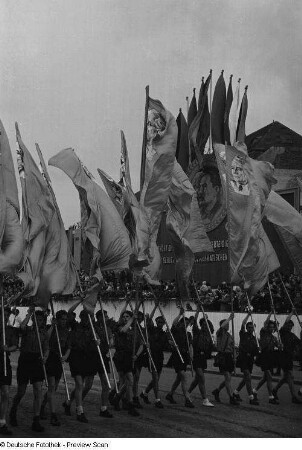 FDJ-Mitglieder im Demonstrationszug beim Vorbeimarsch an der Ehrentribüne auf dem Friedrich-Engels-Platz (heute: Goerdelerring)