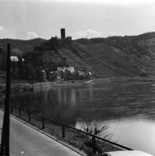 Beilstein (Mosel). Ortsteilansicht über die Mosel mit der Ruine der Burg Metternich