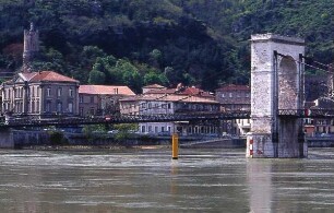Tournon - Hiistorische Brücke : Die Rhônebrücke in Tournon, aufgenommen 2001