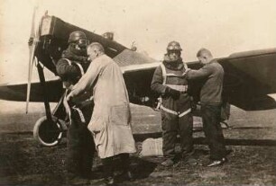 Meteorologisches Beobachtungsflugzeug und Bemannung vor dem Aufstieg