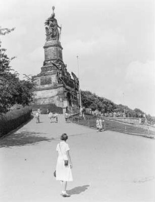 Rüdesheim am Rhein, Niederwalddenkmal : Portrait der Ehefrau des Fotografen vorm Niederwalddenkmal
