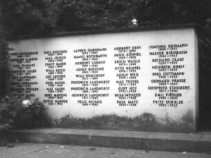 Dresden-Trachau, Moritzburger Landstraße 299. Heidefriedhof (1929-1934 angelegt). Ehrenhain mit Gedenkstein für Antifaschisten (1962-1963; K. Girt, K. Röthig)