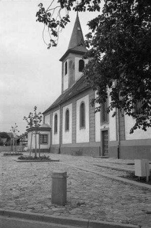 Neugestaltung des Platzes bei der Kirche St. Valentin in Daxlanden