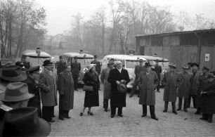 Ausstattung der Krankentransportwagen des Deutschen Roten Kreuzes/Kreisverein Karlsruhe mit Funksprechgeräten und kompletten Arztausrüstungen, den sogenannten AKW-Geräten.
