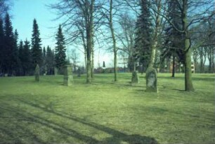 Alter Friedhof: Grabmale: im Hintergrund Obelisk