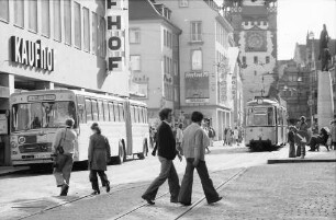 Freiburg: Kaiser-Joseph-Straße in der Fußgängerzone mit Omnibus und Straßenbahn