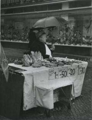 Verkaufsstand mit Bananen in Berlin (West)