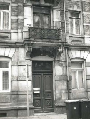 Dresden-Pieschen, Robert-Matzke-Straße 47. Wohnhaus (um 1900). Portal und Balkon