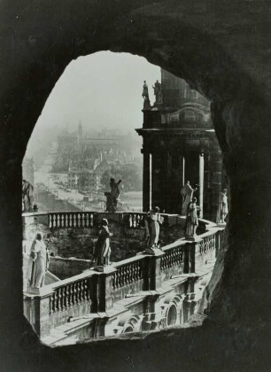 Dresden, Blick vom Schlossturm über die zerstörte katholische Hofkirche nach Nordosten auf die Neustadt