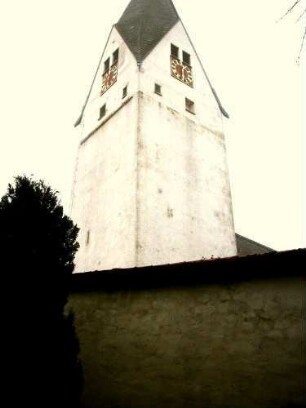 Ansicht von Nordosten mit Kirchturm (im Kern 14 Jh-Obergeschoß mit Rhombendach im 18 Jh erneuert) über Kirchhofmauer (Wehrgang im 18 Jh abgetragen)