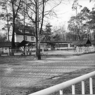 Dresden-Wilschdorf, Waldhofstraße 26. Ausflugsgaststätte "Waldmax" (1922, 1996 saniert). Straßenansicht mit Gästegarten und Einfriedung. Blick über die Straße