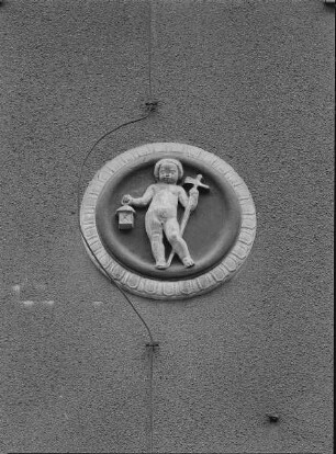 Medaillon mit Putto als Nachtwächter : Medaillon mit Putto als Nachtwächter (1916). Dresden-Neustadt, Louisenstraße 14/18. Feuerwache