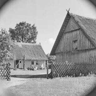 Strohgedecktes Blockhaus auf der Willischza, ein Höhenzug in Burg. : Ze słomu kryty kładźity statok na hórčinje Wilišća w Bórkowach.