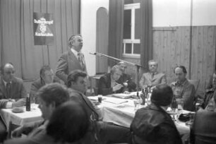 Oberbürgermeisterwahl am 9. April 1978. Bürgergespräch von Kandidat Oberbürgermeister Otto Dullenkopf in Neureut im Rahmen des Wahlkampfs