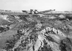 Braunkohleabbau, Tagebau Hirschfelde (Kopalnia Turoszów), mit Rutschung am 18.6.1925. Blick nach Nordwesten auf Abraum-Absetzer