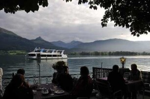 Sankt Wolfgang - Wolfgangsee : Sankt Wolfgang am Wolfgangsee im Salzkammergut gehört zu den bekanntesten Urlaubsorten Österreichs. Bild: Blick von einer Freiluft-Gaststätte auf den Wolfgangsee am Abend, mit Ausflugsschiff. 2008