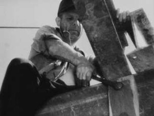 Szene aus dem DEFA-Dokumentarfilm "Dresden": Arbeiter bei Bau der "Brücke der Einheit" (Albertbrücke)