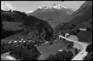 Airolo: Passstraße mit Blick talaufwärts zum Gotthardmassiv