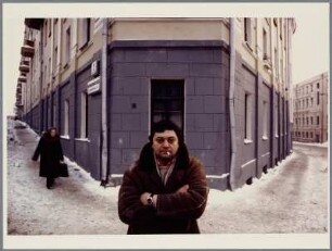 Künstler (Wolkov?) vor einem Haus ("Bügeleisen") in der Moskauer Altstadt stehend, Moskau